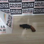 Arma de brinquedo que seria utilizada no assalto apreendida pela Policia Militar