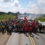 MST estima participação de mil pessoas em protesto na BR-262: pneus e galhos foram queimados e pista ficou interditada por dez quilômetros nos dois sentidos da via (Foto: MST/Divulgação)